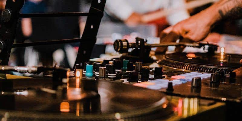 DJ controller met 2 decks.