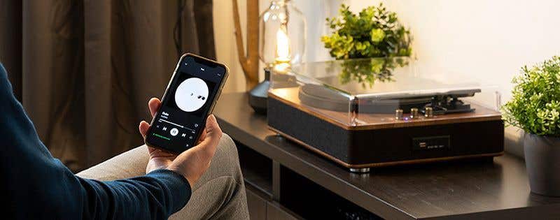 Een Fenton Bluetooth platenspeler waarop muziek via Spotify wordt afgespeeld.