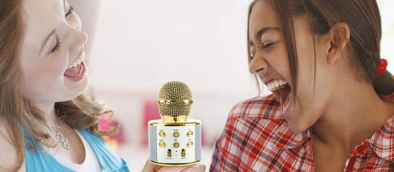 Karaoke nummers zingen met een karaoke microfoon