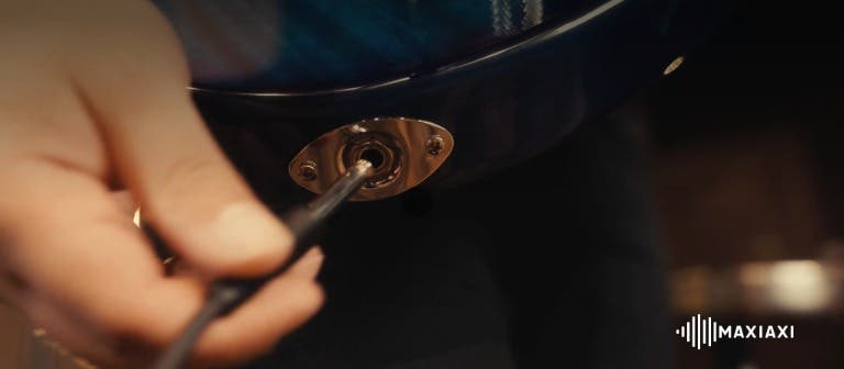 Kan je een koptelefoon aansluiten op een elektrische gitaar?