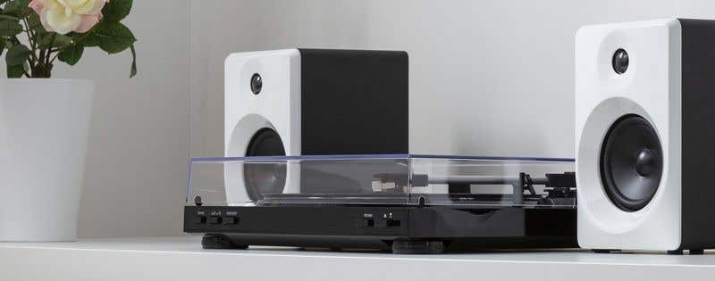 Een lp speler met een erg strakke moderne uitstraling.