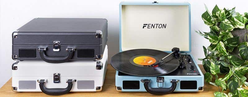 De retro LP speler van Fenton in de kleuren wit, zwart en lichtblauw.