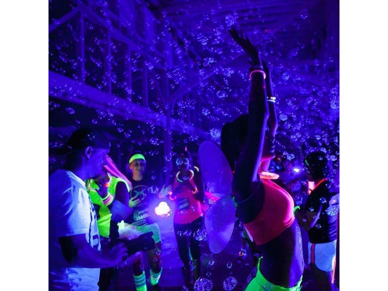 BeamZ BUV293 blacklight bar met 18 krachtige UV LED's van 3W per LED BeamZ BUV293 blacklight bar met 18 krachtige UV LED's van 3W per LED