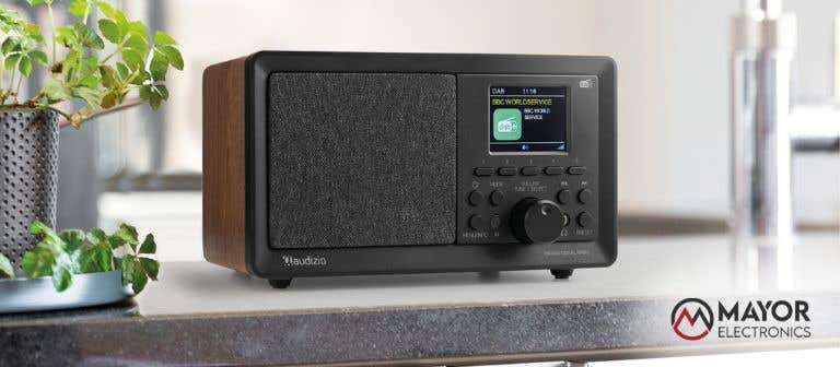 3 radios DAB una al lado de la otra sobre una mesa en un salón
