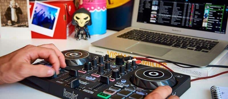 Een DJ hercules is een perfecte mixer voor de beginnende DJ.