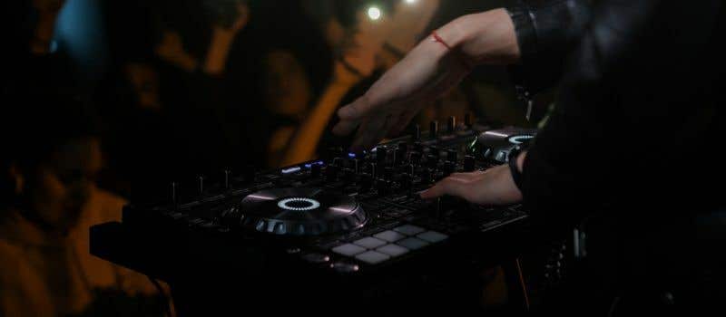 Diskjockey laat menigte genieten van de beste gemixte muziek.