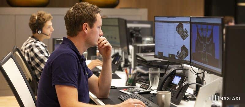 Chiel in zijn rol als productspecialist bij MaxiAxi.com!