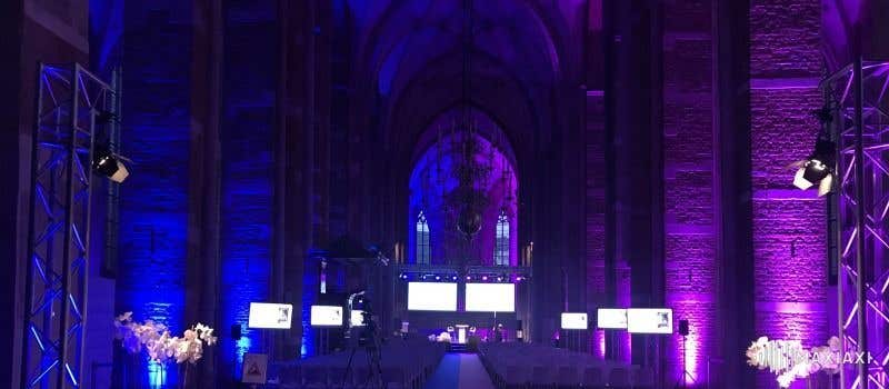 Een geweldige kleursplit van paars en blauw in een kerk