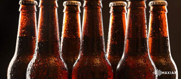 Een aantal biertjes die woorden getoond op een plank.