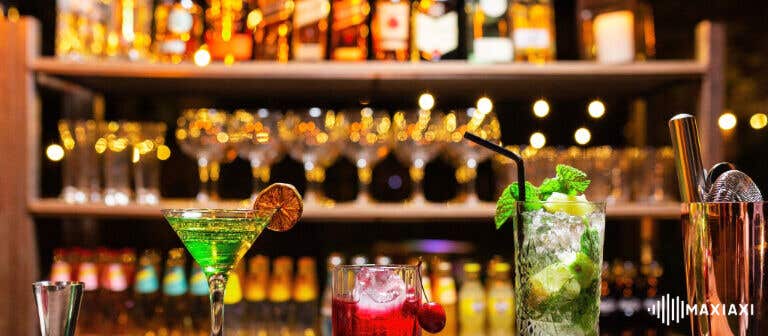 Een aantal drankjes staan hier weergeven op de bar in de keet.