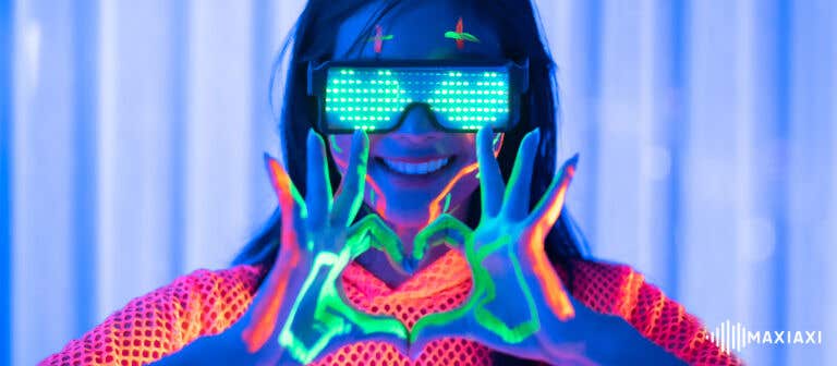 Een mevrouw tijdens een neon feest.