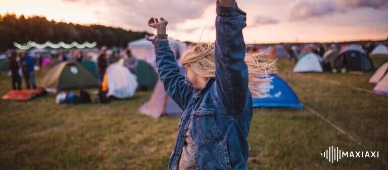 Vrouw is helemaal gelukkig op de Paaspop camping.