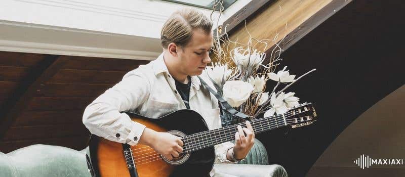 De keuze tussen een ukelele of gitaar hangt af van persoonlijke factoren. 