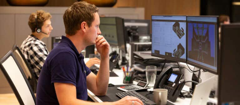 Productspecialist Chiel die een klant adviseert over de beste audio-installatie.