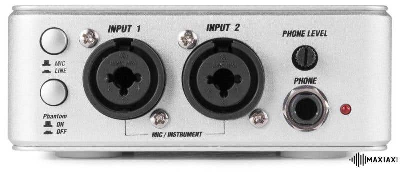 De achterkant van deze Power Dynamics audio interface is een goed voorbeeld met twee inputs