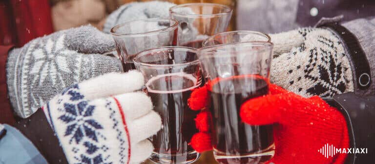 Glühwein mag simpelweg niet ontbreken op je kerstborrel als een van de beste kerstborrel ideeën.