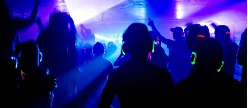 Een MAX Partybar geeft een indrukwekkend effect en zorgt voor een waar kleurenspektakel tijdens je silent disco.