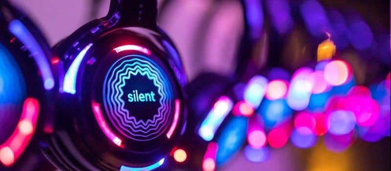 Lichtgevende koptelefoons geven een mooi kleurrijk effect aan je silent disco!