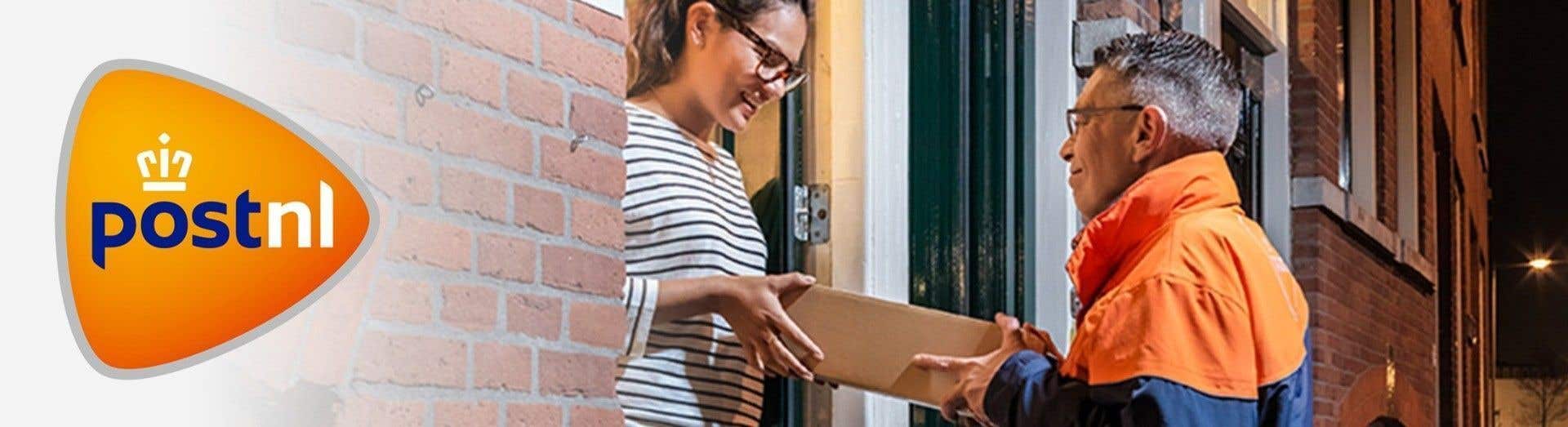 Een pakketje meegeven aan de PostNL bezorger
