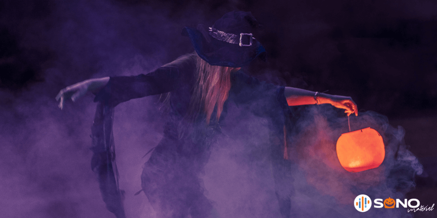 Sorcière dans fumée violette