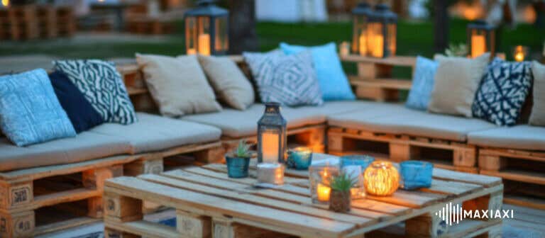 Een tuin me een pallet lounge set en pallet tafel