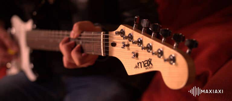 Close up van de kop van een elektrische gitaar die wordt bespeeld