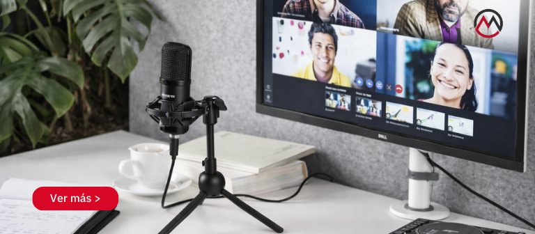 Un micrófono de podcast sobre un escritorio