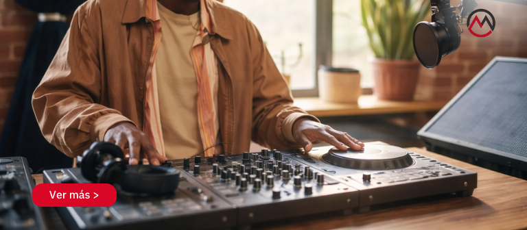 Un DJ principiante con un set completo de DJ