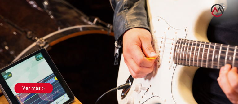 Un alumno y un profesor de guitarra con guitarras acústicas