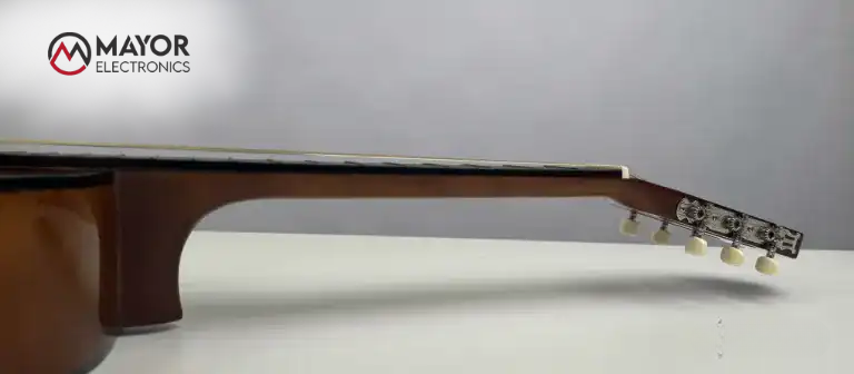 Una guitarra con el mástil torcido por usar cuerdas inadecuadas