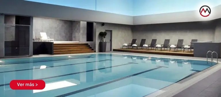 Altavoces resistentes al agua junto a una piscina