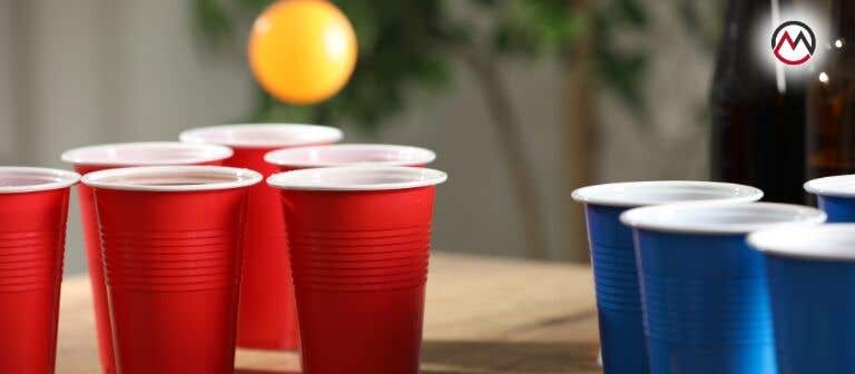 Elige una partida de beer pong para organizar una fiesta de cumpleaños todavía más divertida.