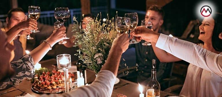 Una alternativa es salir a comer con amigos en lugar de organizar una gran fiesta de cumpleaños.
