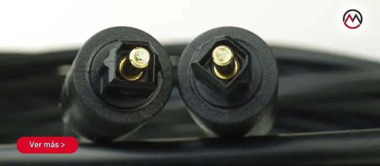 Un cable óptico transmite datos digitales mediante fibra óptica.