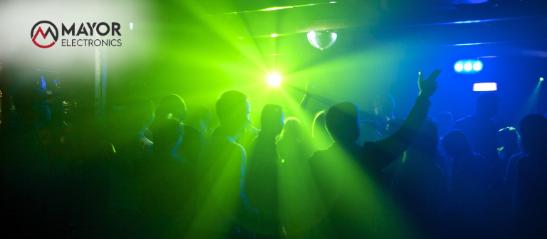 Imagen de una máquina de humo en acción, con rayos de luz láser visibles.