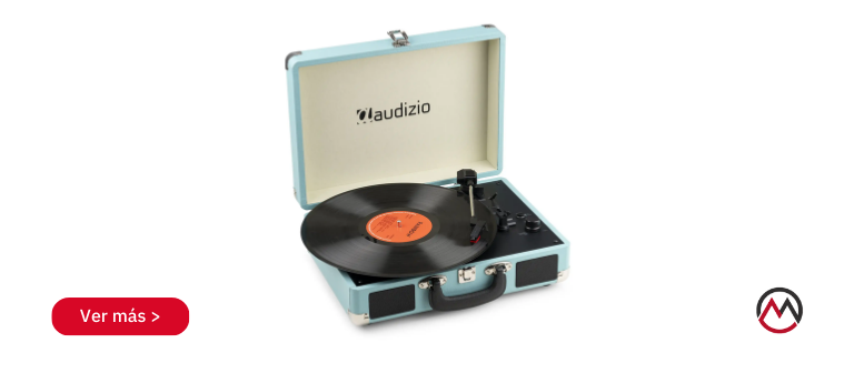 Un hombre escuchando vinilo con auriculares en el tocadiscos Audizio RP316