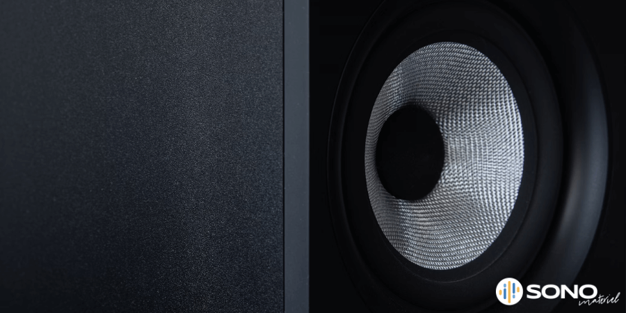 Gros plan d’un haut-parleur avec un fond noir