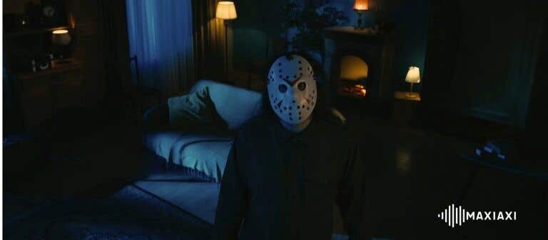 Een man in een donkere kamer met een ijshockey masker op