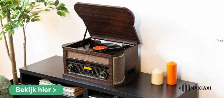 Fenton Memphis platenspeler op een dressoir in een huiskamer