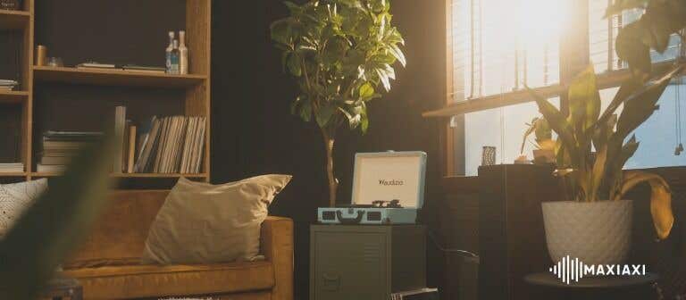 De Audizio RP114BL Retro platenspeler in een woonkamer