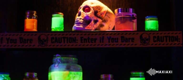 Skull, met potten met neon kleuren