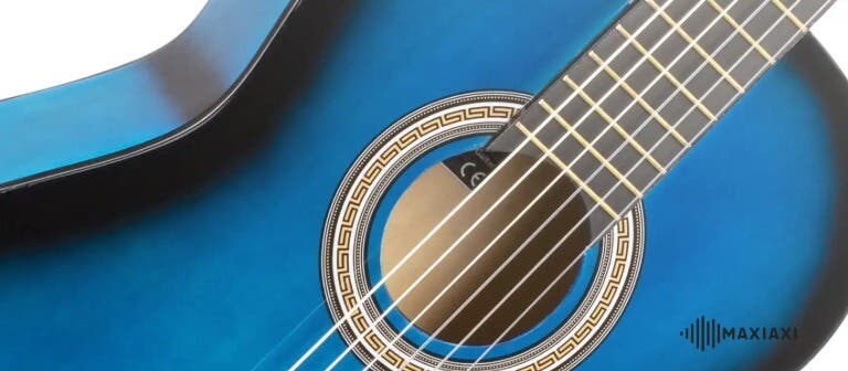 Close-up van een akoestische gitaar body en gitaarhals