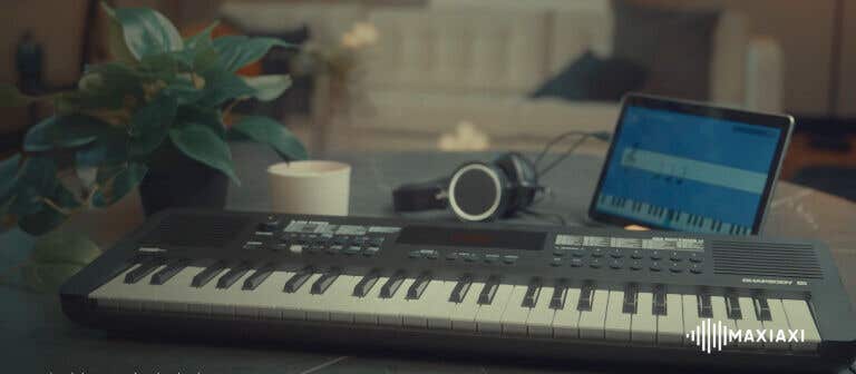 MAX Rhapsody49 midi keyboard op een tafel met tablet en koptelefoon
