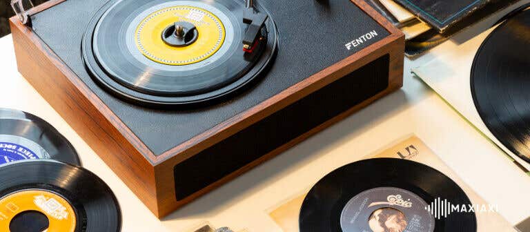 fenton platenspeler en vinyl singles op een tafel