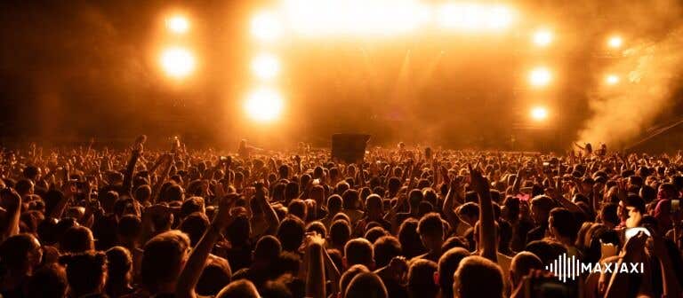 Een groot buiten techno festival