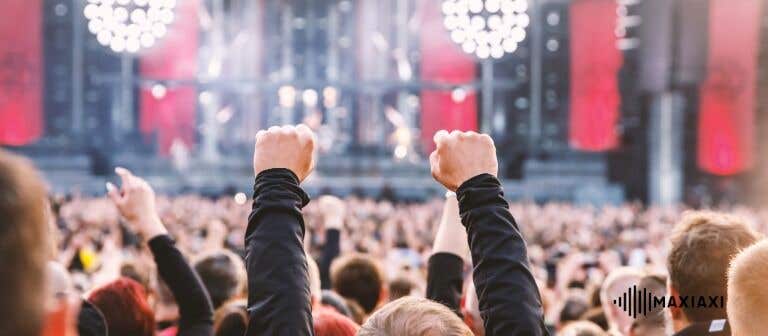 Een groot binnen techno festival