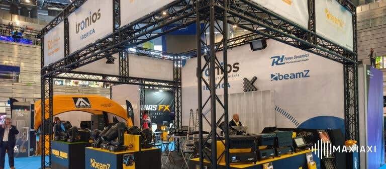 BeamZ truss systeem in het zwart als beursstand, met lichteffecten