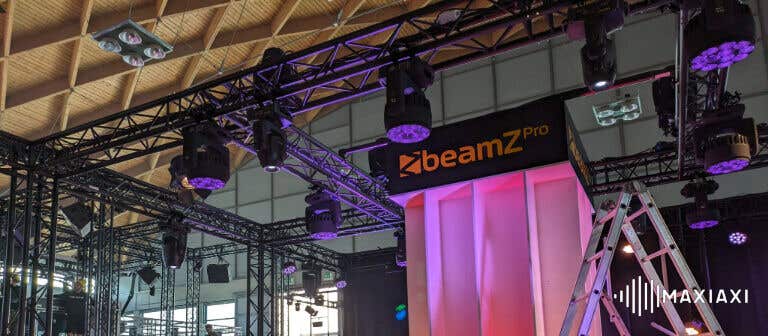 BeamZ truss systeem met daaraan lichteffecten, zoals movingheads en parren