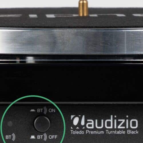 Close up van de Bluetooth knop op een vinyl speler