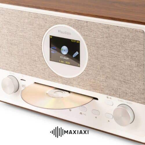 Close up van de front-load CD speler op een DAB radio